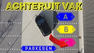 ACHTERUIT INPARKEREN IN EEN VAK [upl. by Neelyak588]