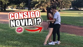 BUSCANDO NOVIA EN LA CALLE BESO [upl. by Lemuel]