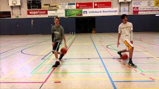 Durch die Beine dribbeln im BBall  Watch amp Learn  Tutorial SUO [upl. by Amyaj]